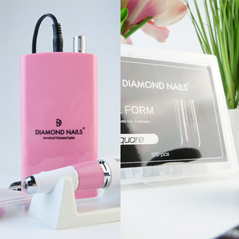 Unghii Tips: 7 Accesorii Banale care Fac Diferența